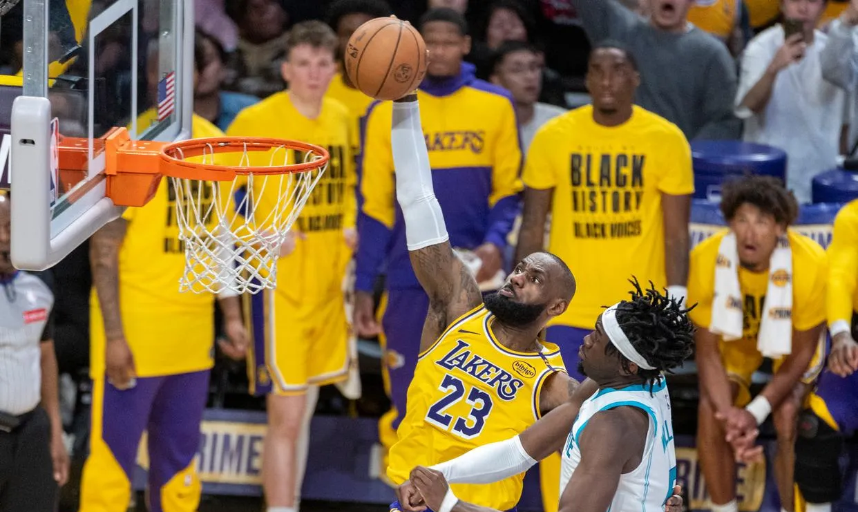 詹姆斯巅峰对决，阿扎伦卡与40激战阿森纳分钟，赛况扑朔迷离胜负难料！的简单介绍-半岛体育app下载